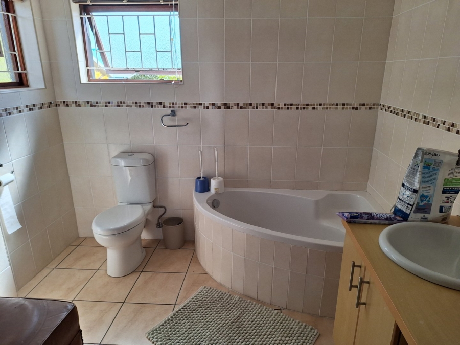 6 Bedroom Property for Sale in Bayview Western Cape